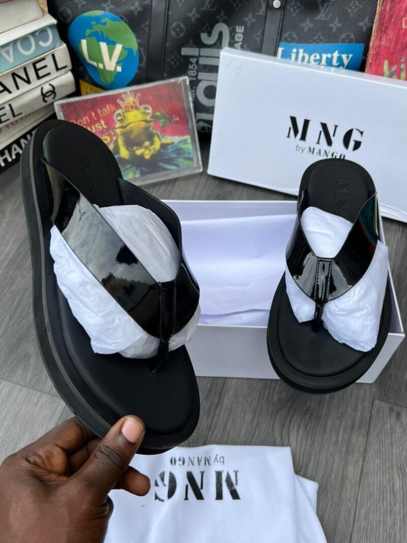 M n g leather slippers